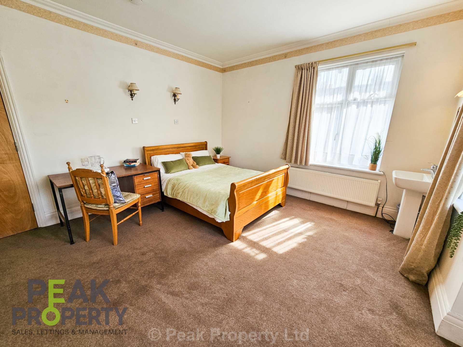Room Canewdon Road in Southend-on-Sea