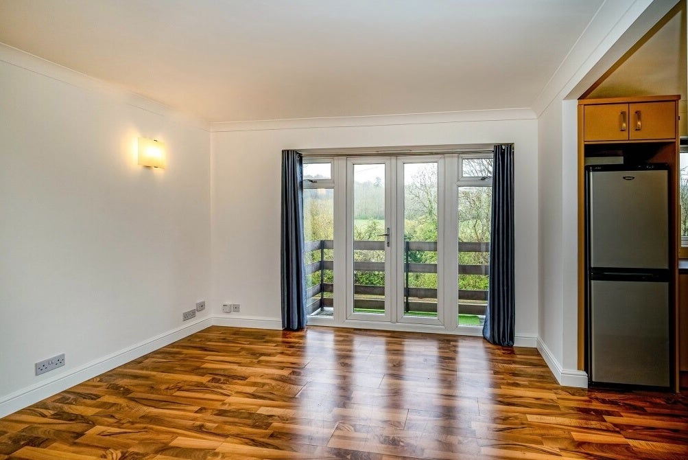 Flat Carisbrooke Avenue in High Wycombe