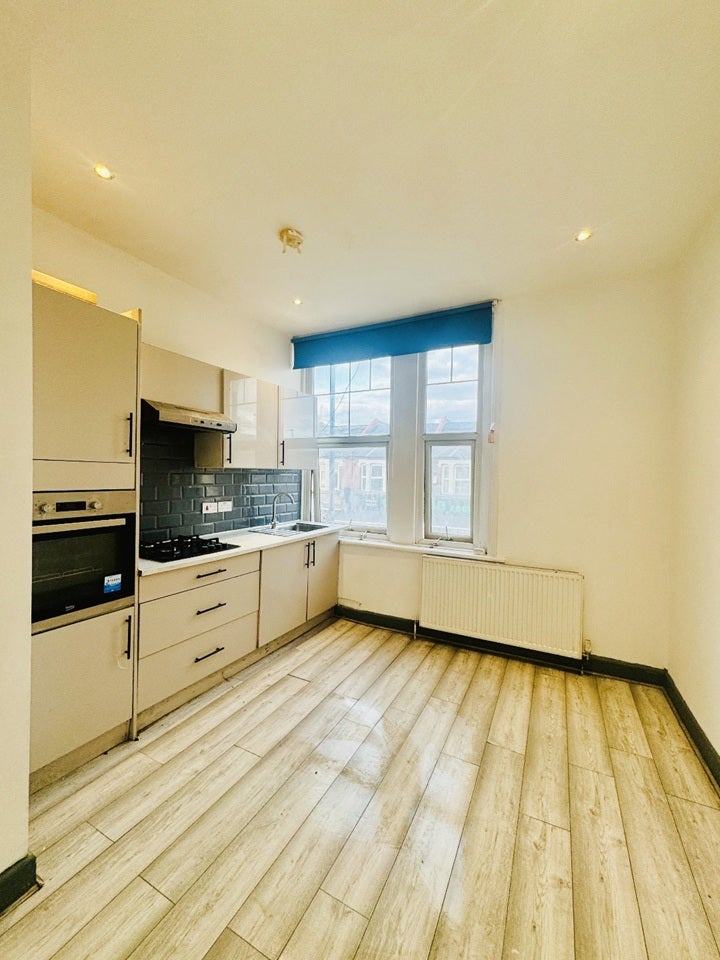 Flat Upper Tooting Road in Greater London