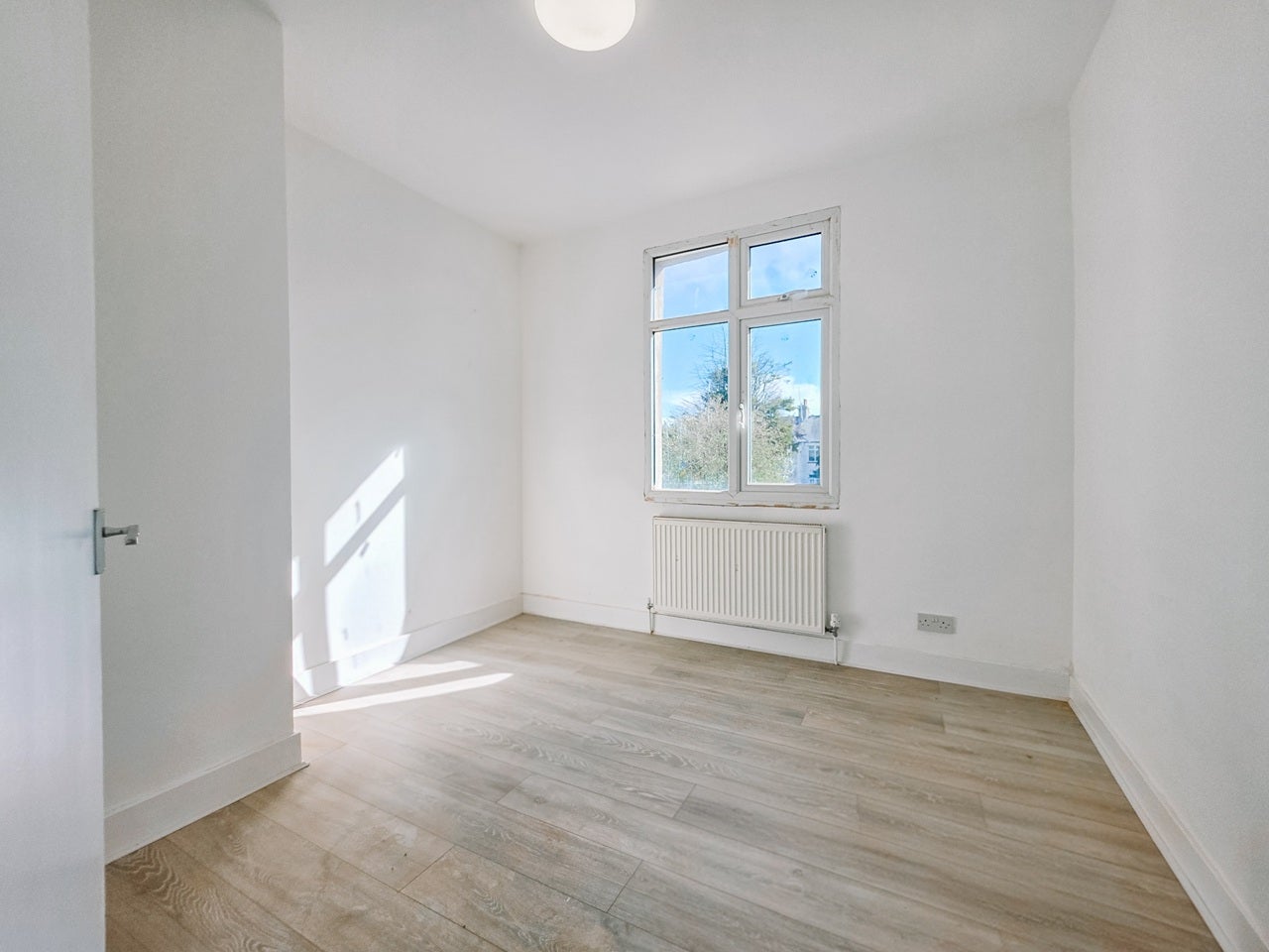 Flat Cumberland Avenue in Southend-on-Sea