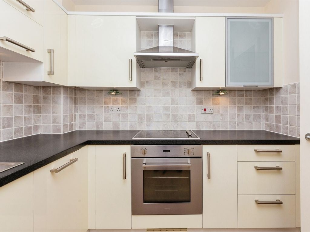 Flat Coxhill Way in Aylesbury