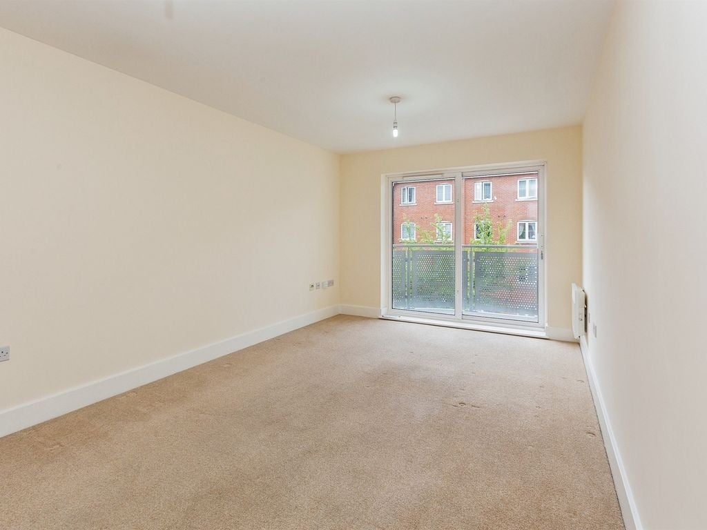 Flat Coxhill Way in Aylesbury