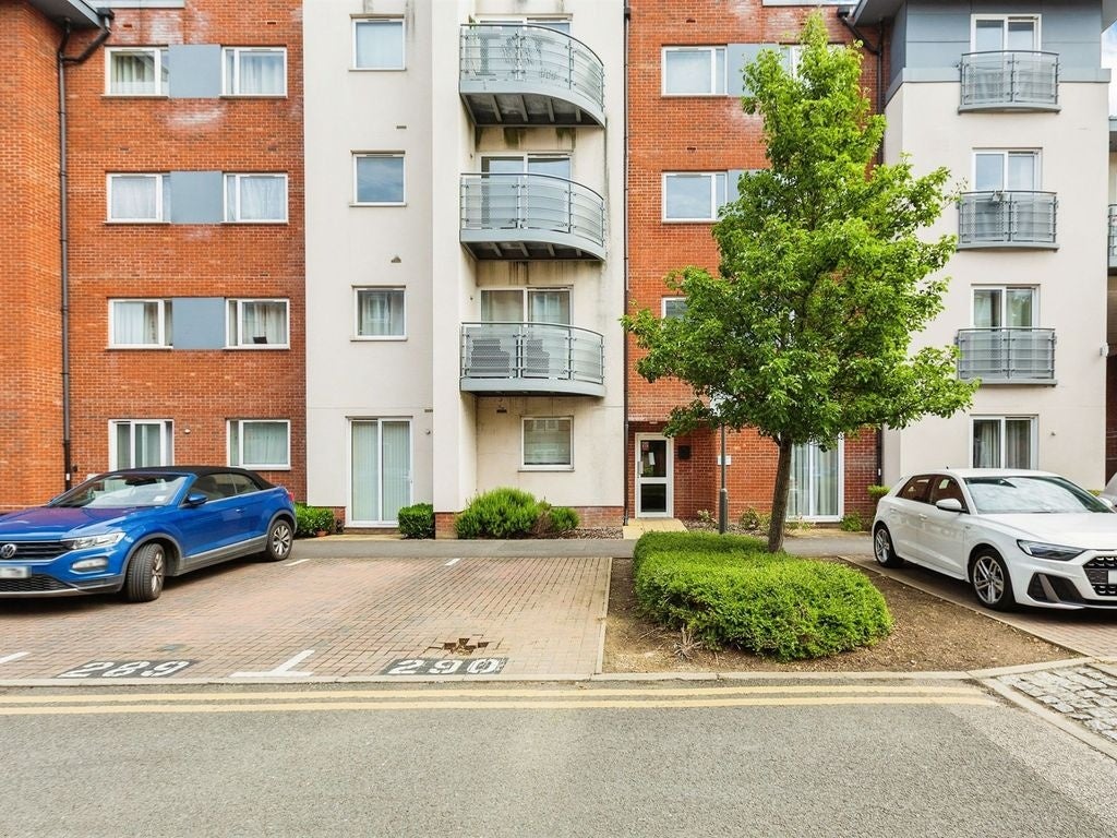 Flat Coxhill Way in Aylesbury