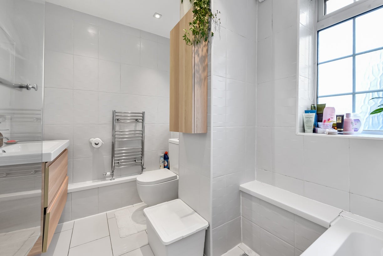 Room Beaconsfield Close in Greater London