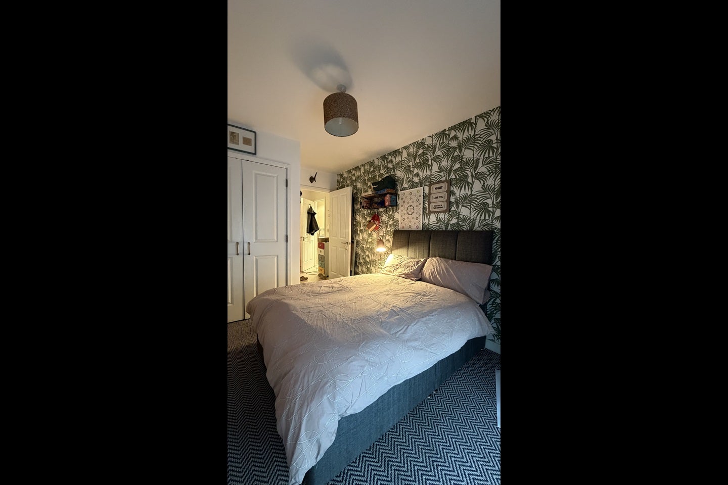 Flat Buckhold Road in Greater London