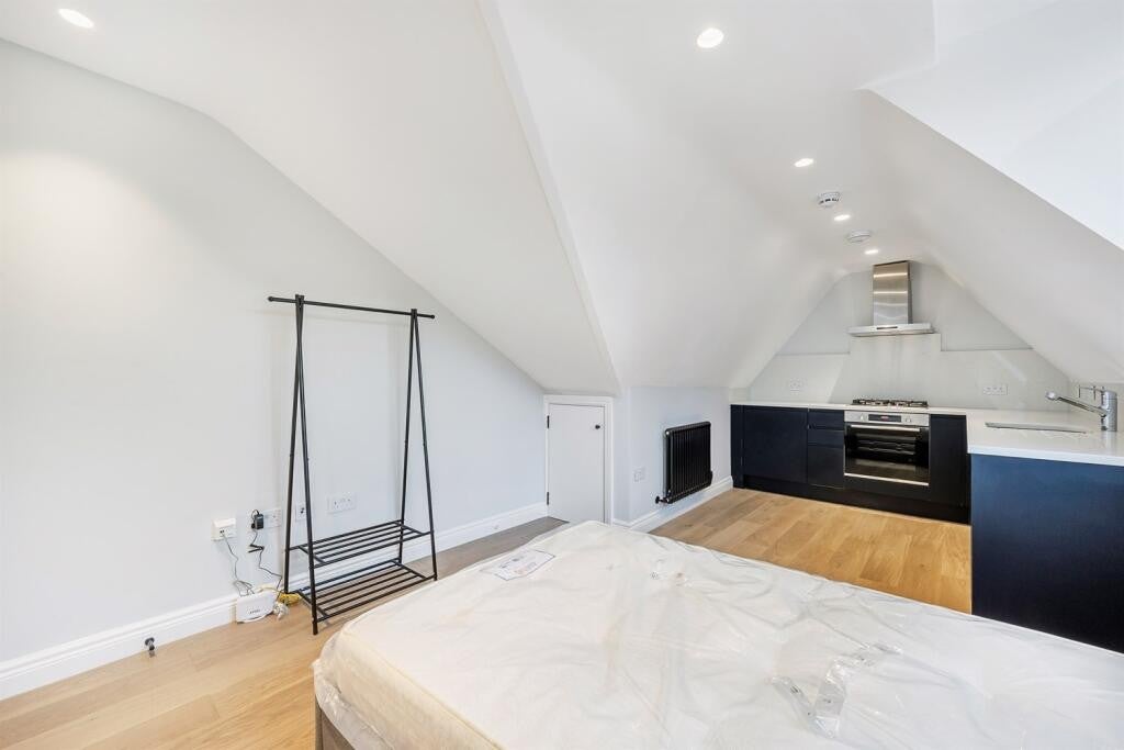 Room Uxbridge Road in Greater London