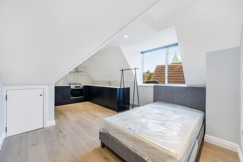 Room Uxbridge Road in Greater London