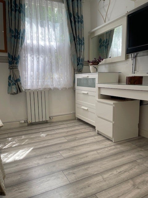 Room Thorpe Road in Greater London