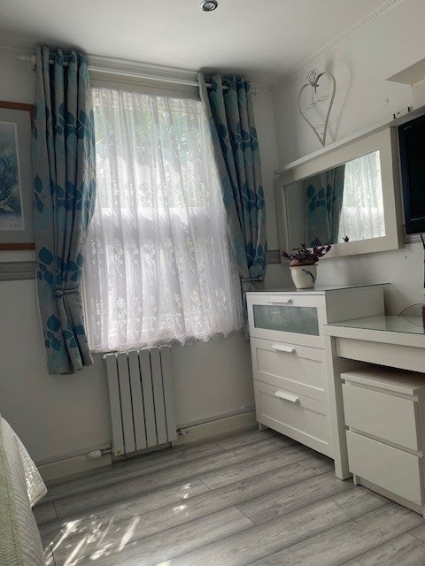 Room Thorpe Road in Greater London