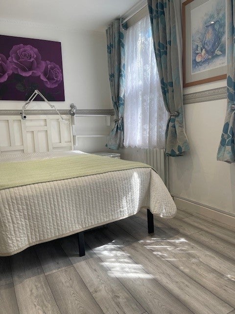 Room Thorpe Road in Greater London