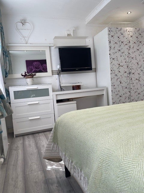 Room Thorpe Road in Greater London