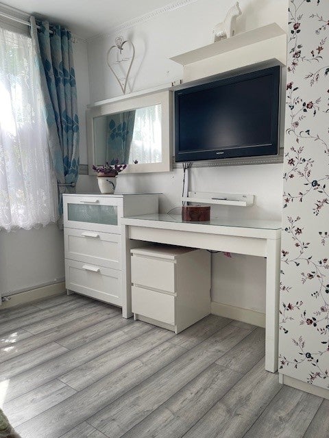 Room Thorpe Road in Greater London