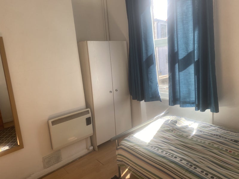 Room Chiswick High Road in Greater London