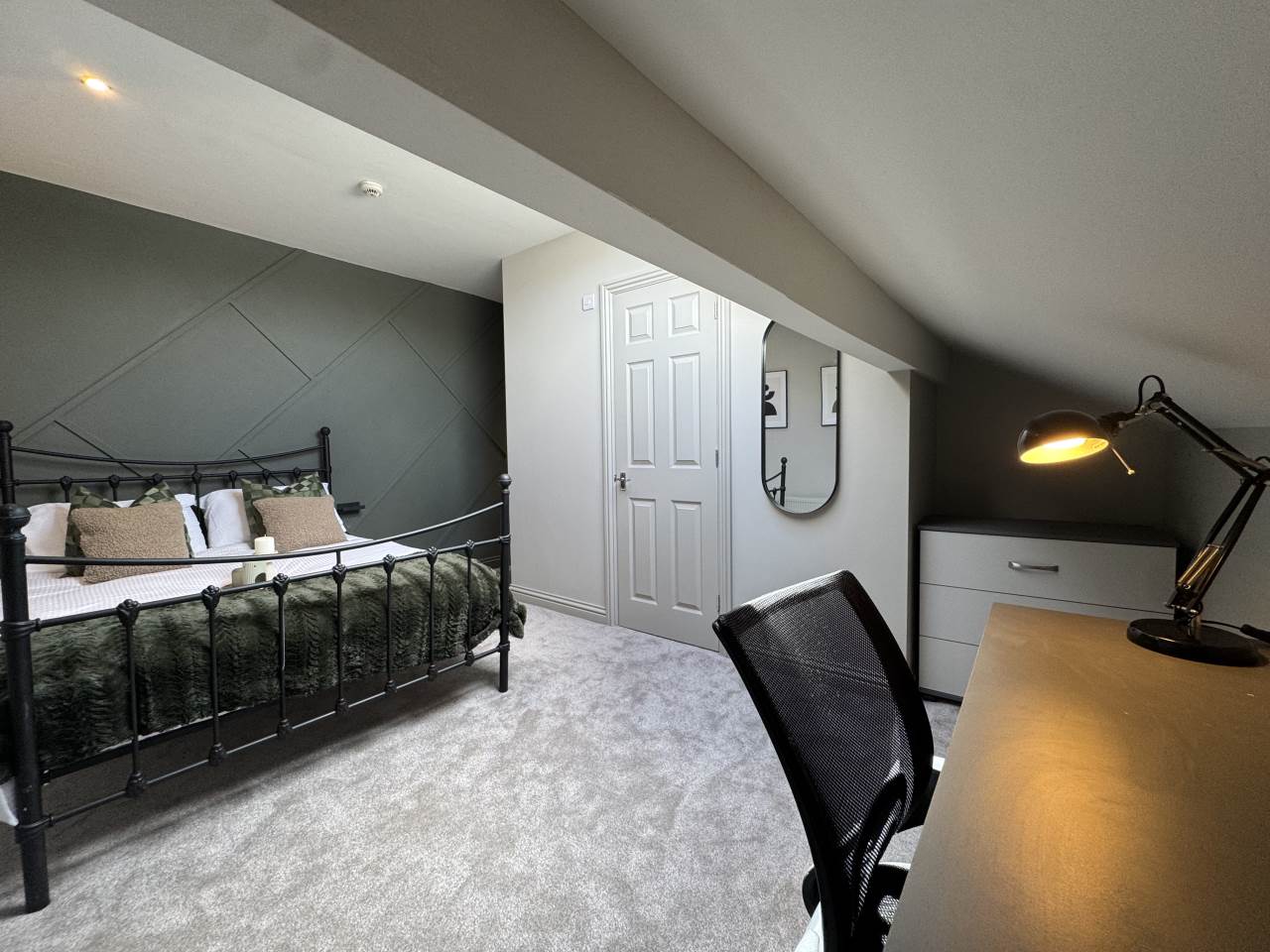 Room Cross Quarry Street in Leeds