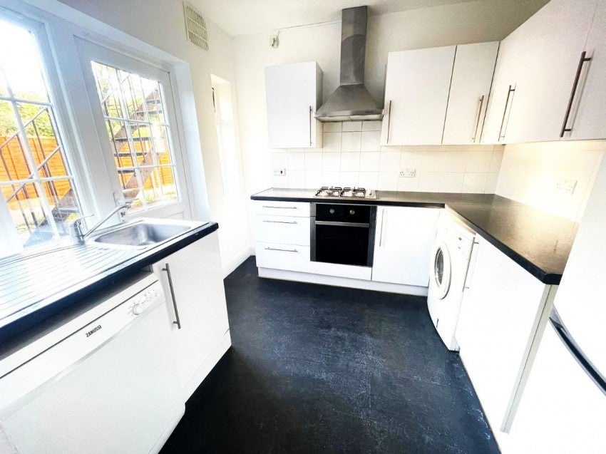 Flat Torrington Park in Greater London