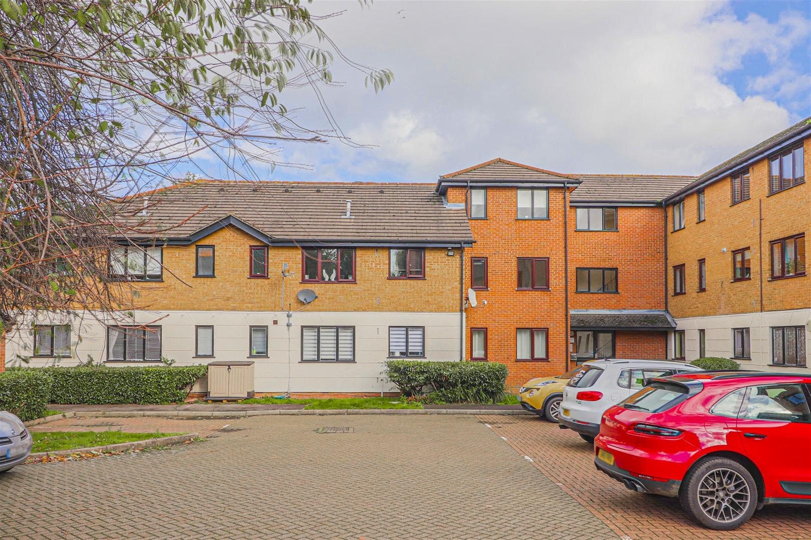 Flat Parrotts Field in Hoddesdon