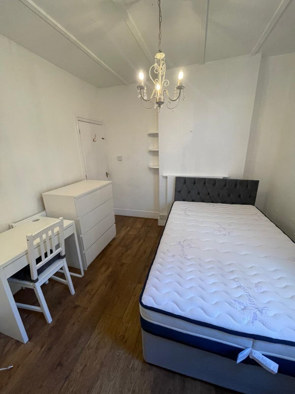 Room Ballards Lane in Greater London