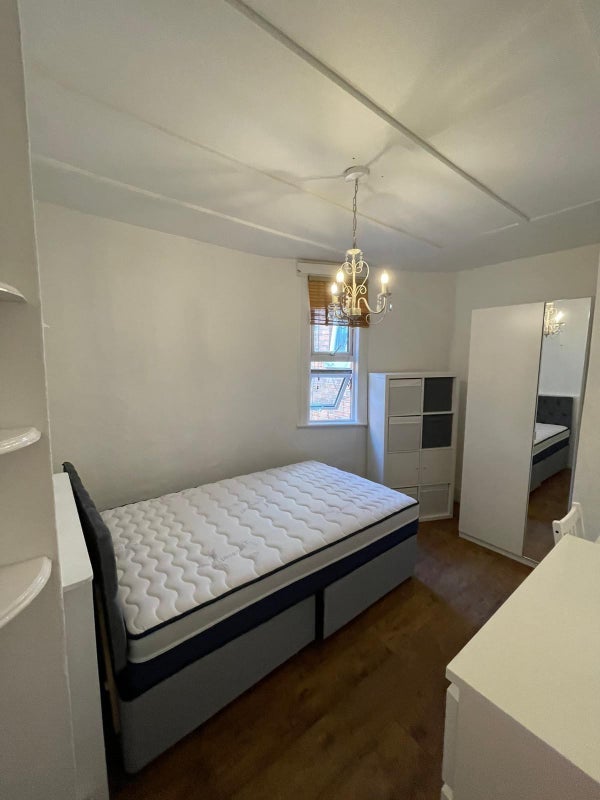 Room Ballards Lane in Greater London