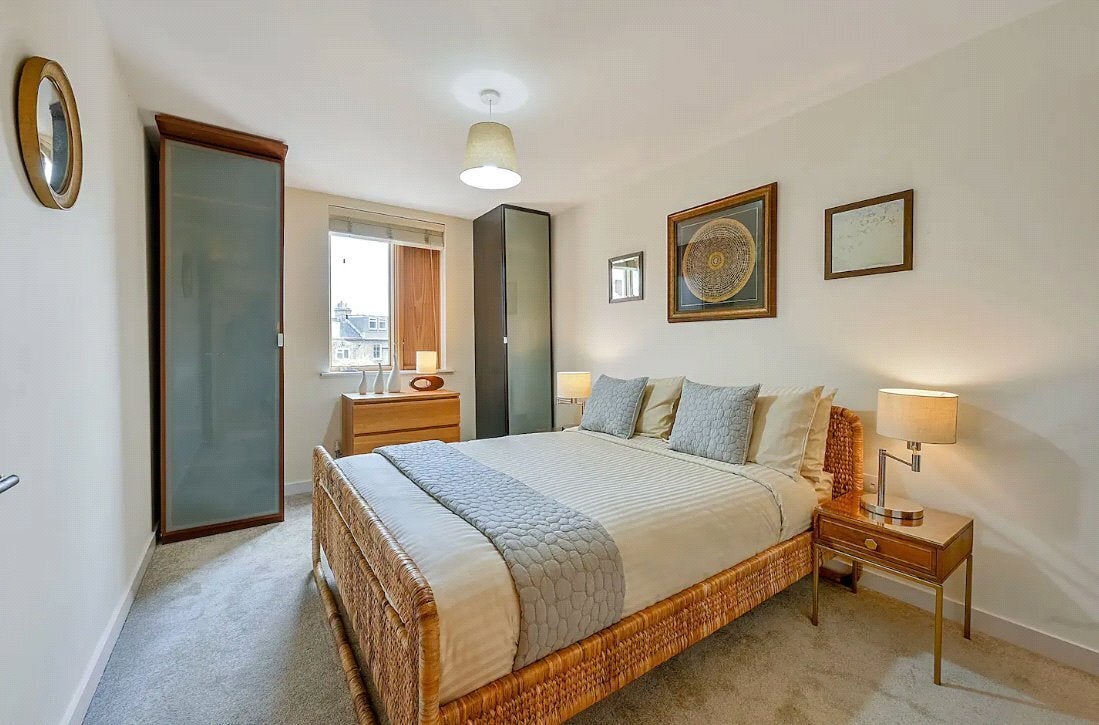 Flat Carver Close in Greater London