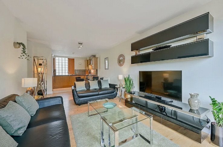 Flat Carver Close in Greater London