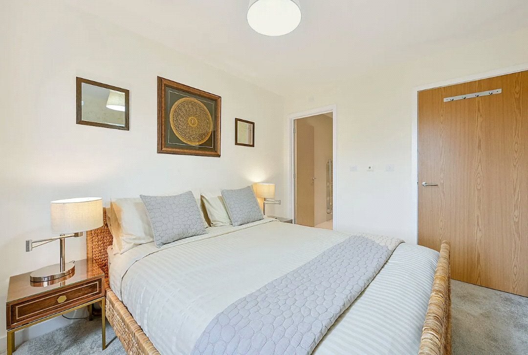 Flat Carver Close in Greater London