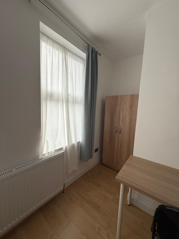 Room Arnold Road in Greater London
