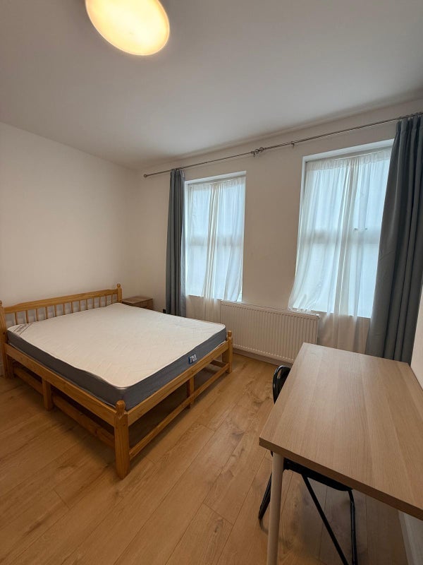 Room Arnold Road in Greater London
