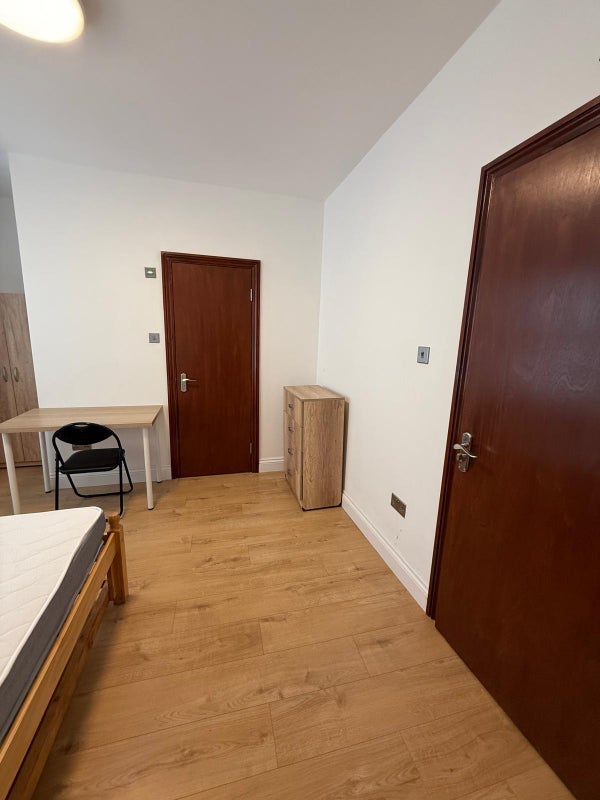 Room Arnold Road in Greater London