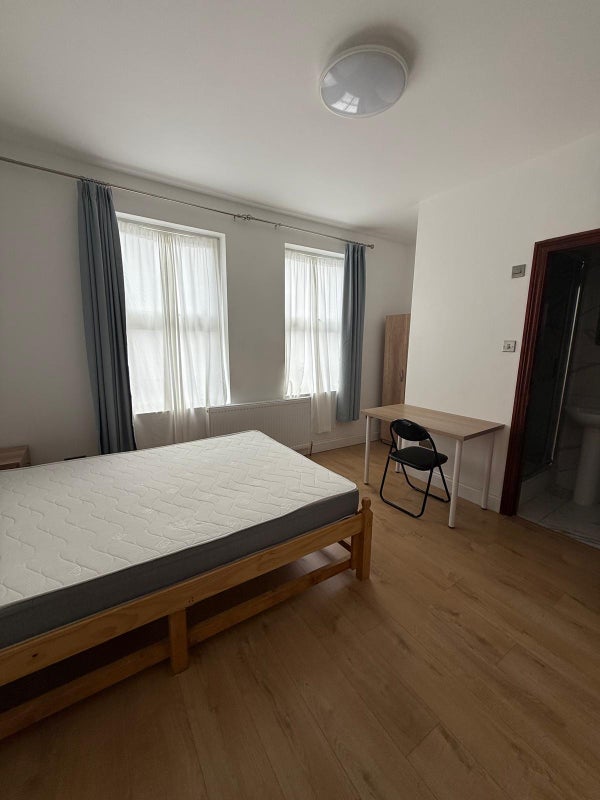 Room Arnold Road in Greater London