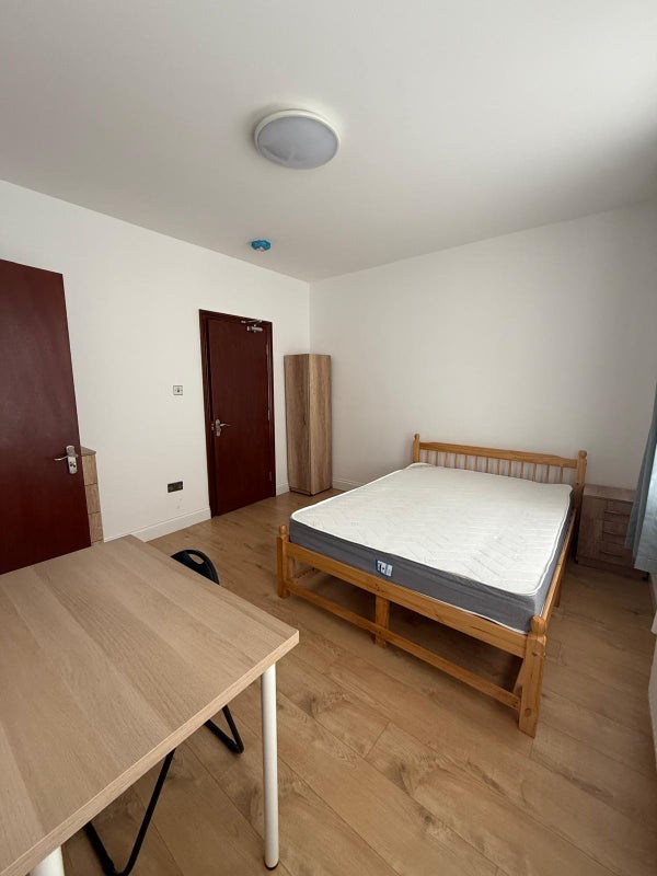 Room Arnold Road in Greater London