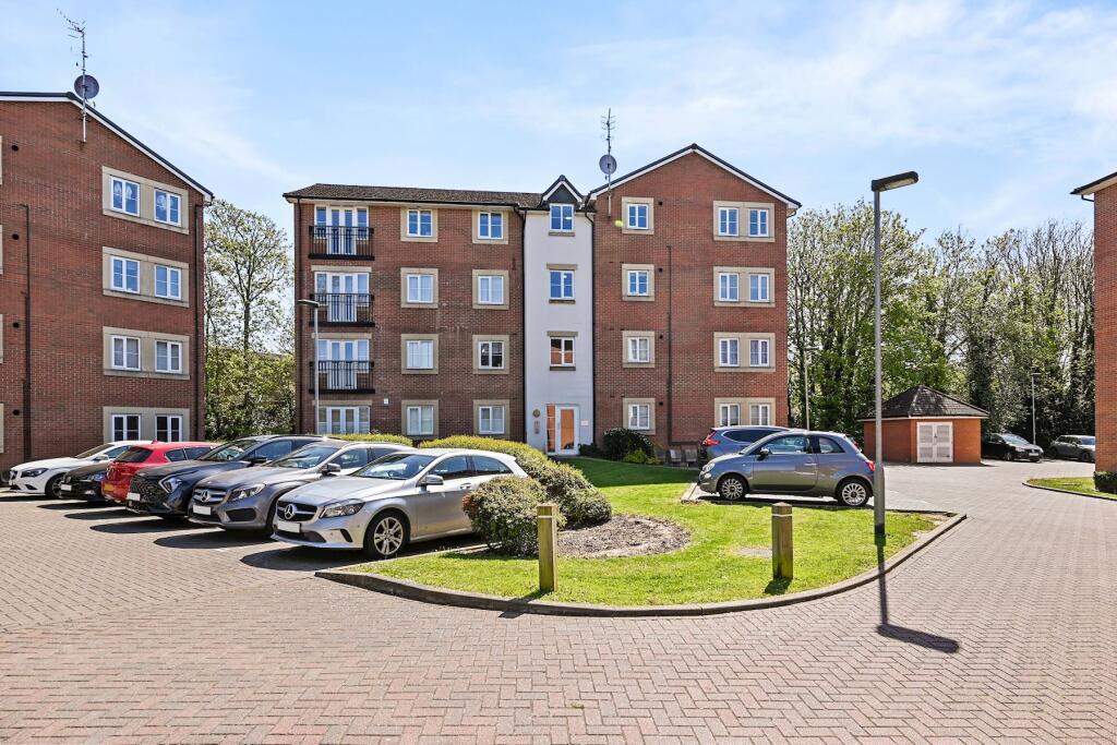 Flat Plantation Close in Watford