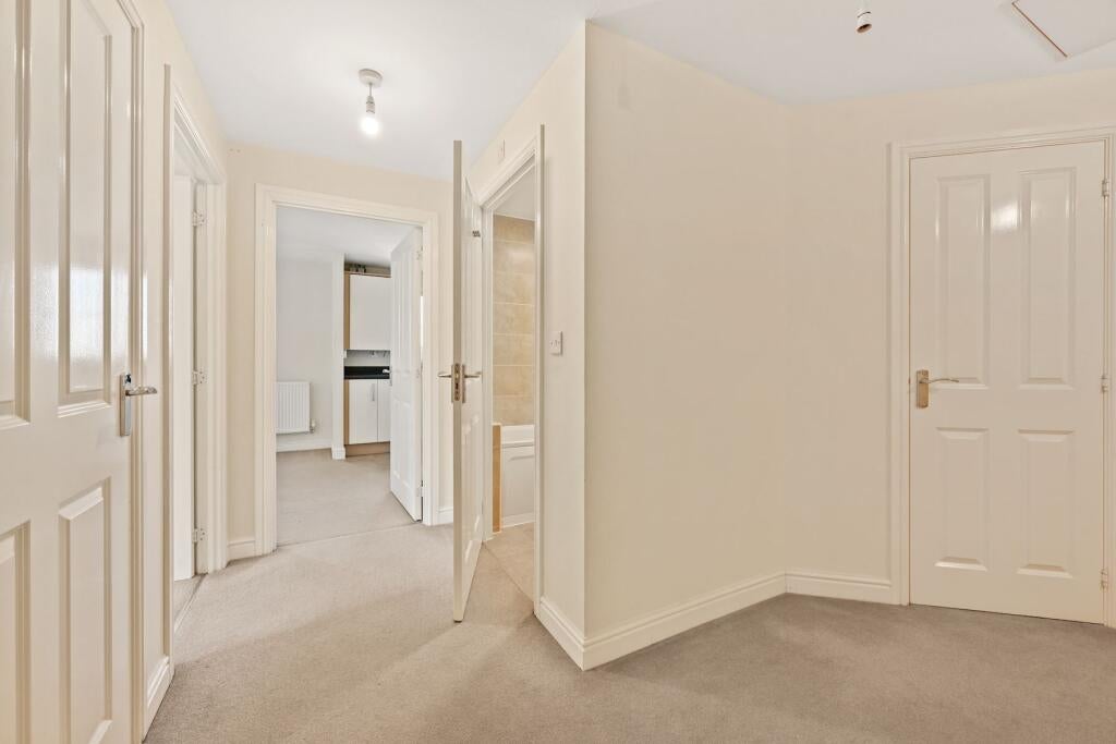 Flat Plantation Close in Watford
