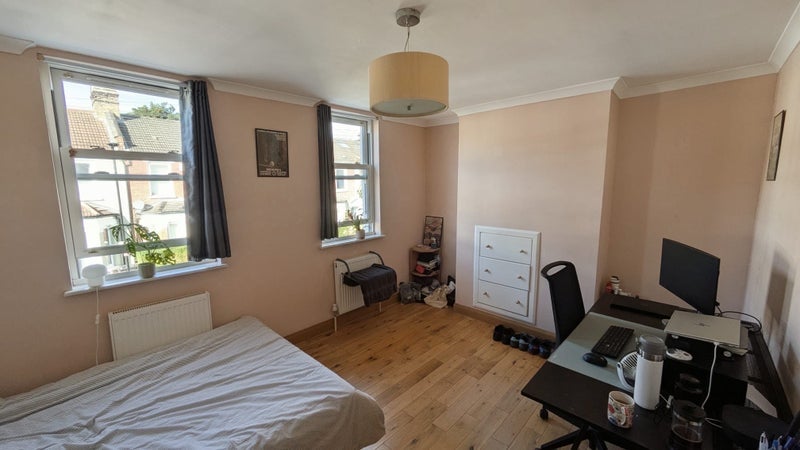 Room Ritches Road in Greater London