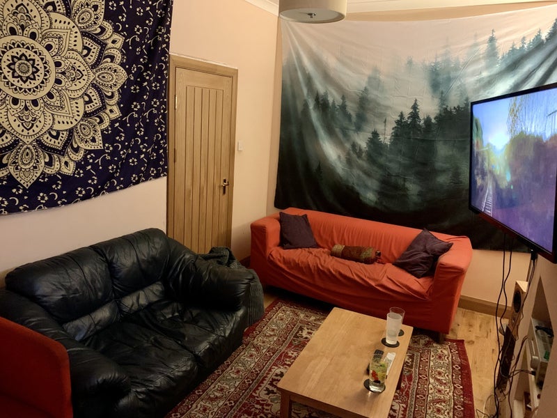 Room Ritches Road in Greater London
