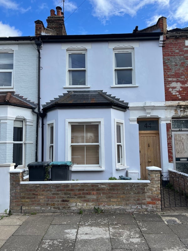 Room Ritches Road in Greater London