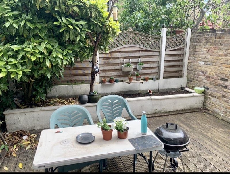 Room Ritches Road in Greater London