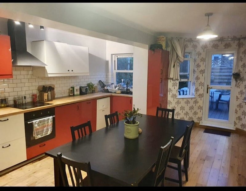 Room Ritches Road in Greater London