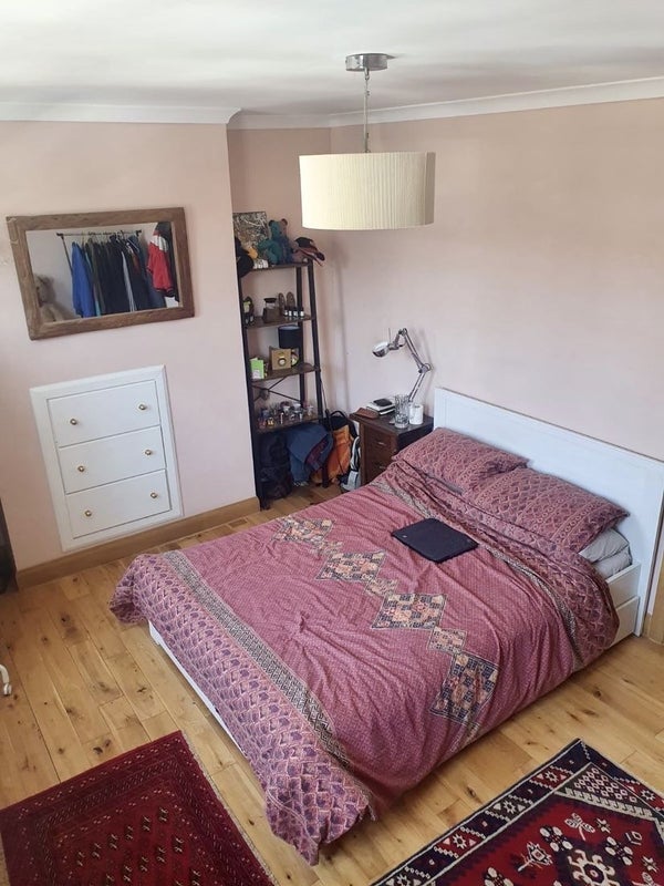 Room Ritches Road in Greater London