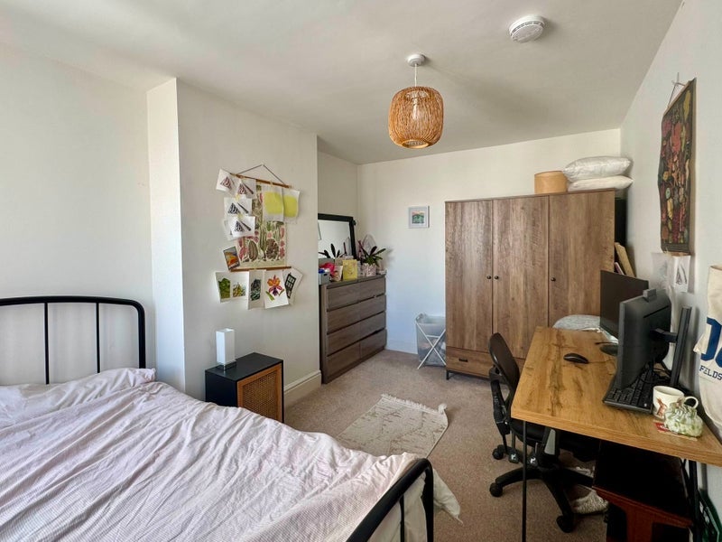 Room Upper Perry Hill in Bristol