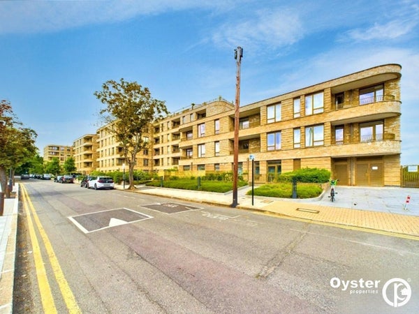 Flat Sandymount Avenue in London