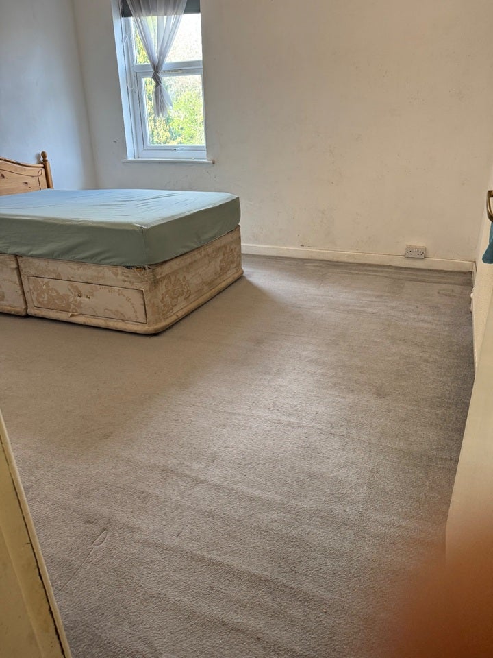 Room Leslie Road in Wolverhampton