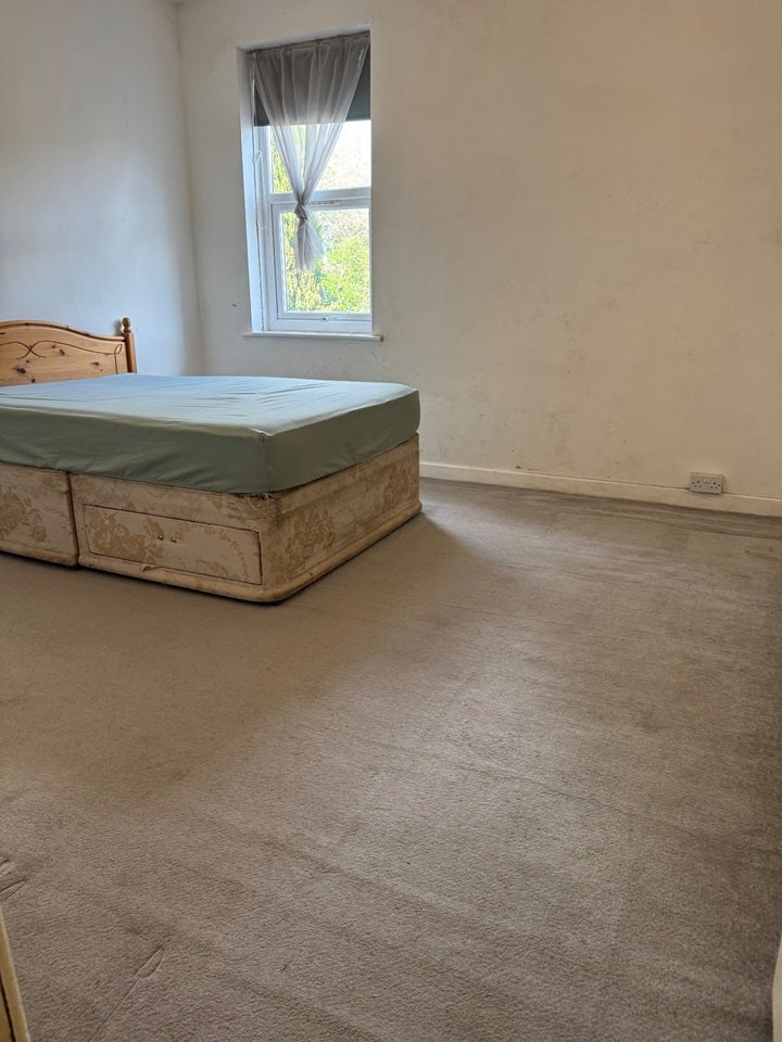 Room Leslie Road in Wolverhampton