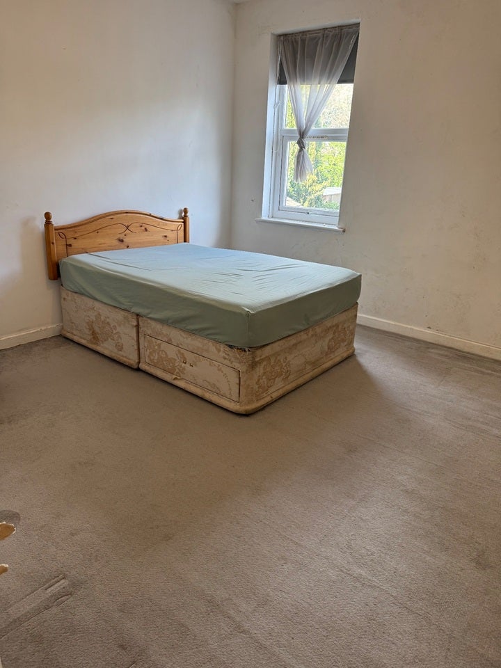 Room Leslie Road in Wolverhampton