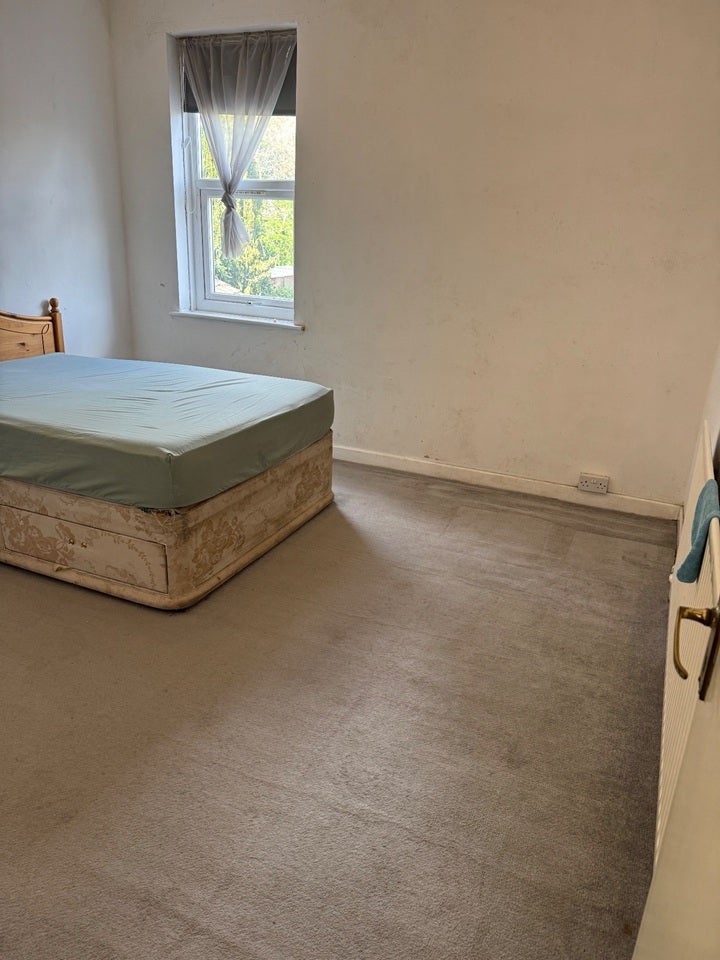 Room Leslie Road in Wolverhampton