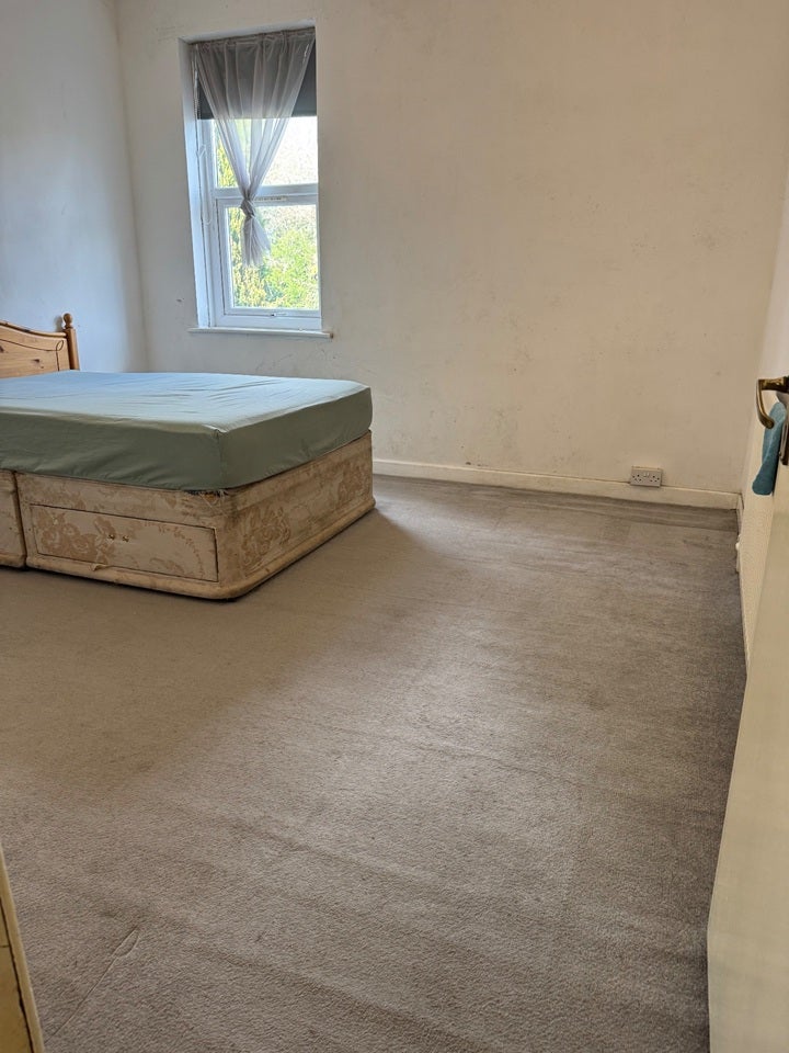 Room Leslie Road in Wolverhampton