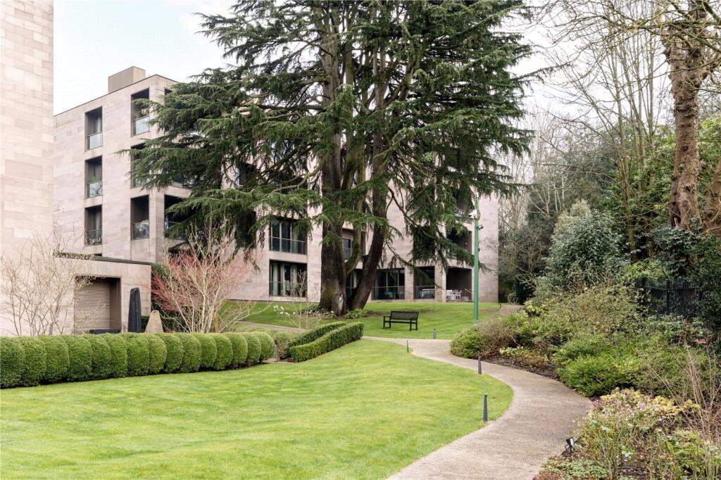 Flat Hampstead Lane in Greater London