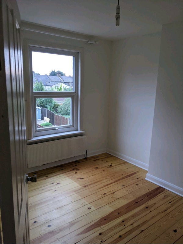 Room Maud Road in Greater London