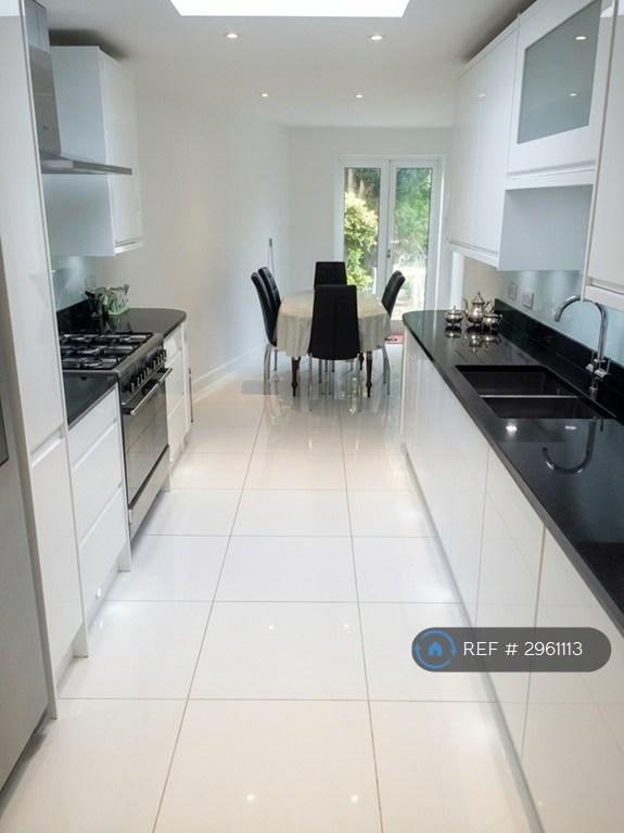 Room Fairfield Road in Greater London