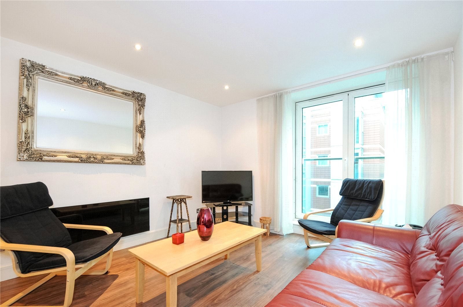 Flat Albert Embankment in Greater London
