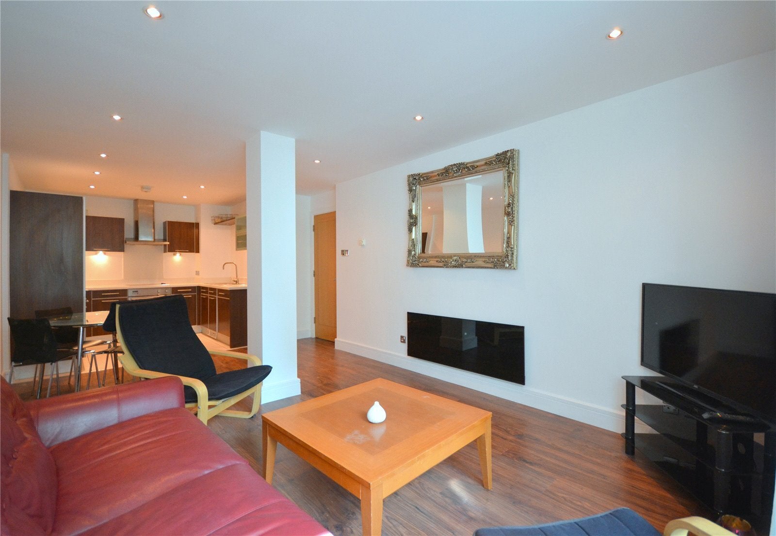 Flat Albert Embankment in Greater London
